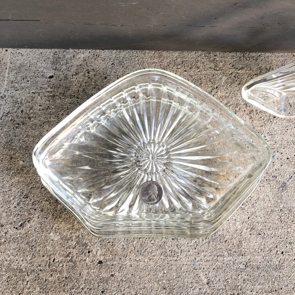 SOLD Vintage | 4 Pressed Glass Snack Plates - Picture 4 of 7